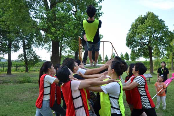 相信团队,勇敢倒下